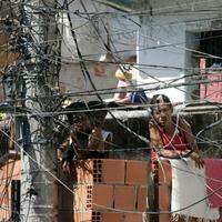 Cabos de distribuição de energia na comunidade no Rio de Janeiro (RJ)