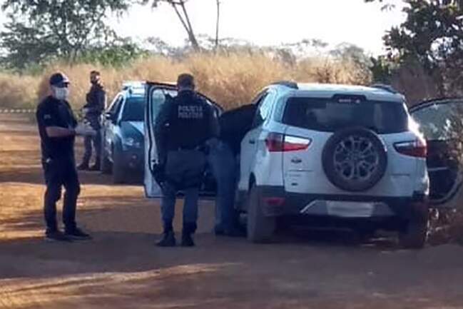 De acordo com a Polícia Militar, os dois homens foram atingidos quando ainda estavam dentro do veículo. Após os tiros, conseguiram sair e caíram ao lado do carro