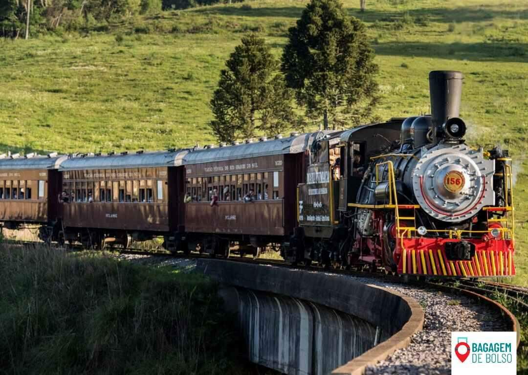 O Trem do Vinho celebra a cultura italiana e realiza degustação ao longo do passeio.