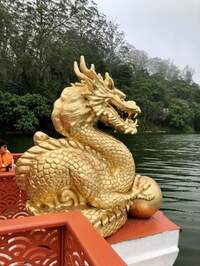 O acesso ao templo é somente por barco. A viagem, que dura 20 minutos, é feita na embarcação Koryu, que traz um dragão dourado na proa