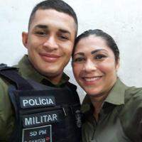 Soldado Santos e cabo Andreza posam para foto em evento familiar