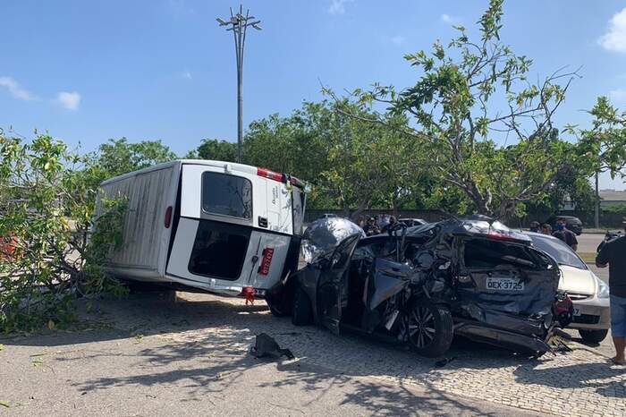 Van que atingiu carros estava correndo