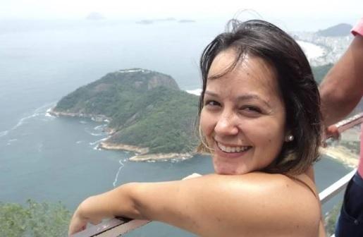 Ex-prostituta anã lança livro em que narra abuso na infância e caso com