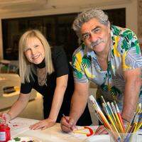 Rose Maiorana e Marinaldo Santos usaram a arte da pintura em camisas para praticar a solidariedade
