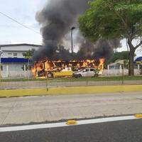 O coletivo pegou fogo na tarde desta quinta-feira em uma das avenidas mais movimentadas da capital