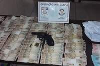 Dinheiro e arma de fogo foram apreendidas pela polícia