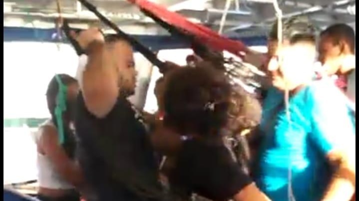 De arma em punho, policial manda senhora se retirar do barco