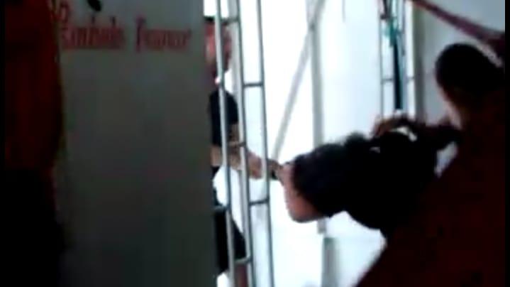Momento em que mulher é puxada pelos cabelos na embarcação