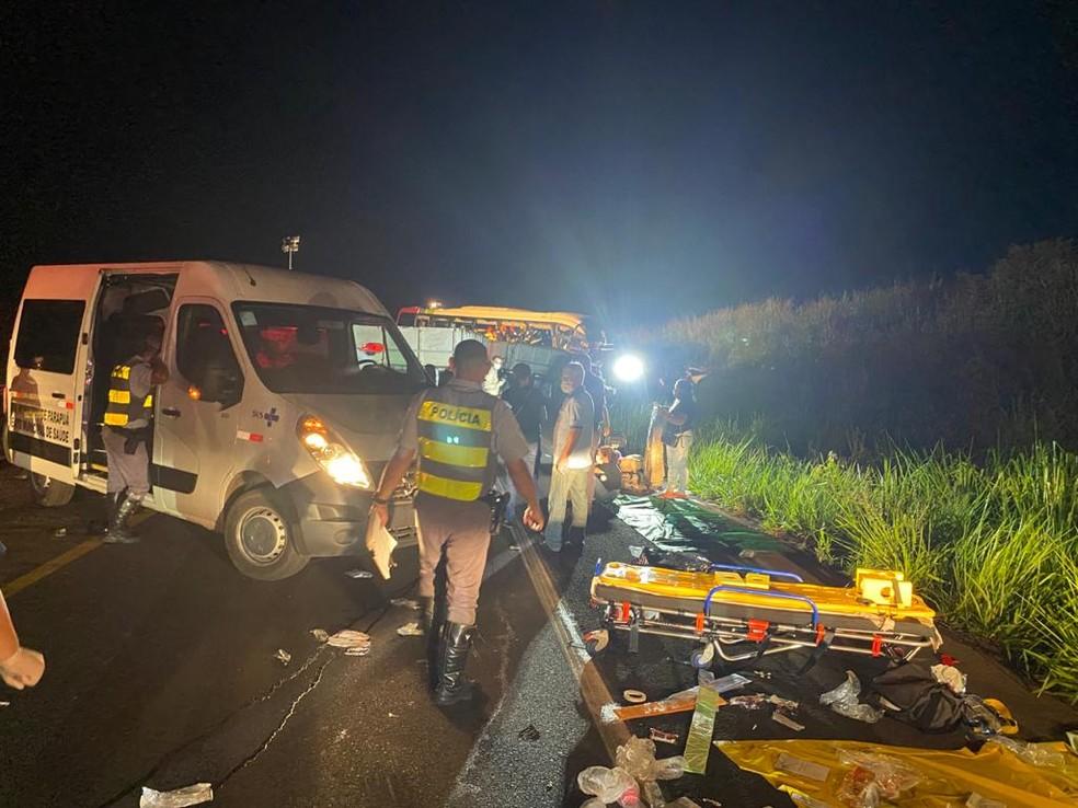 Ônibus que vinha do Pará colidiu com o caminhão na altura do km 485 da rodovia estadual paulista Assis Chateaubriand (SP-425)