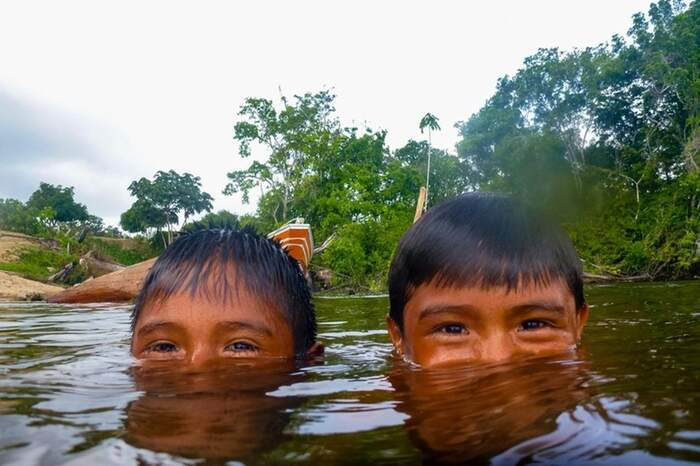 Crianças no rio na Floresta Estadual do Trombetas, no Pará.