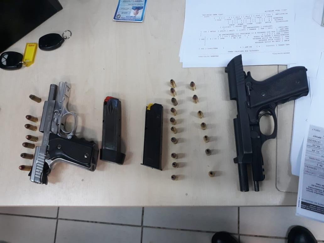 Duas pistolas foram apreendidas: uma .40 e outra 9 mm