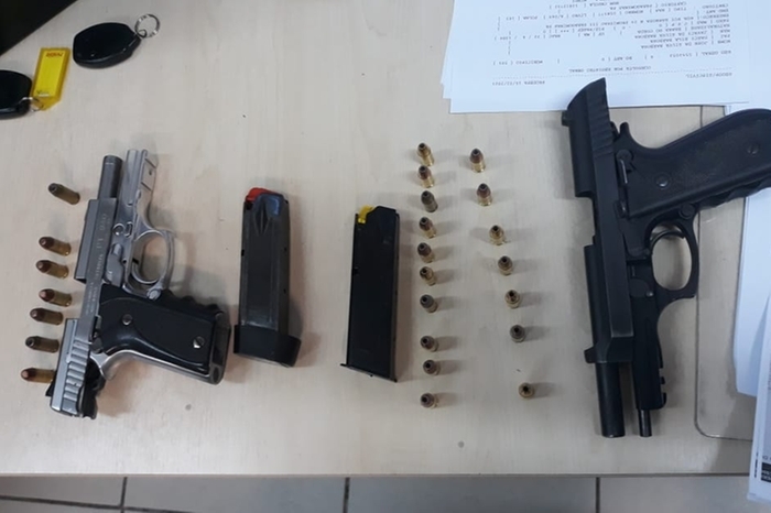 Duas pistolas foram apreendidas: uma .40 e outra 9 mm