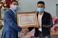 Em reconhecimento pelo ato heróico, Nguyen Ngoc Manh recebeu o Certificado de Mérito Extraordinário concedido pelo Primeiro Ministro do Vietnã