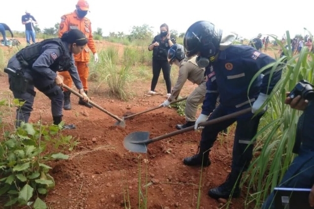 Os corpos só foram localizados e desenterrados por uma equipe do Corpo de Bombeiros nesta segunda-feira (22)