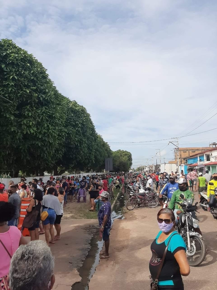 Grande procura fez pessoas dormirem na fila: leitores também denunciam venda de senhas