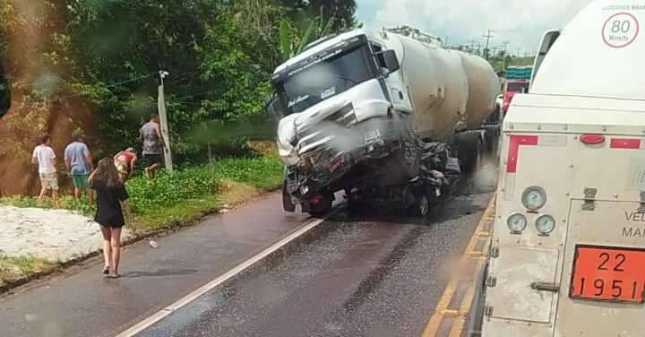 Carreta esmaga carro na BR-316; uma pessoa morreu