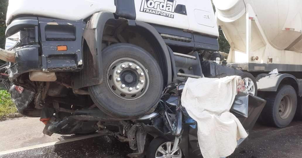 VÍDEO: Carreta esmaga carro na BR-316; família inteira morreu