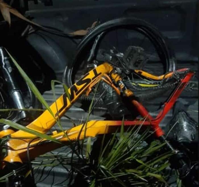 Bicicleta ficou totalmente destruída após batida