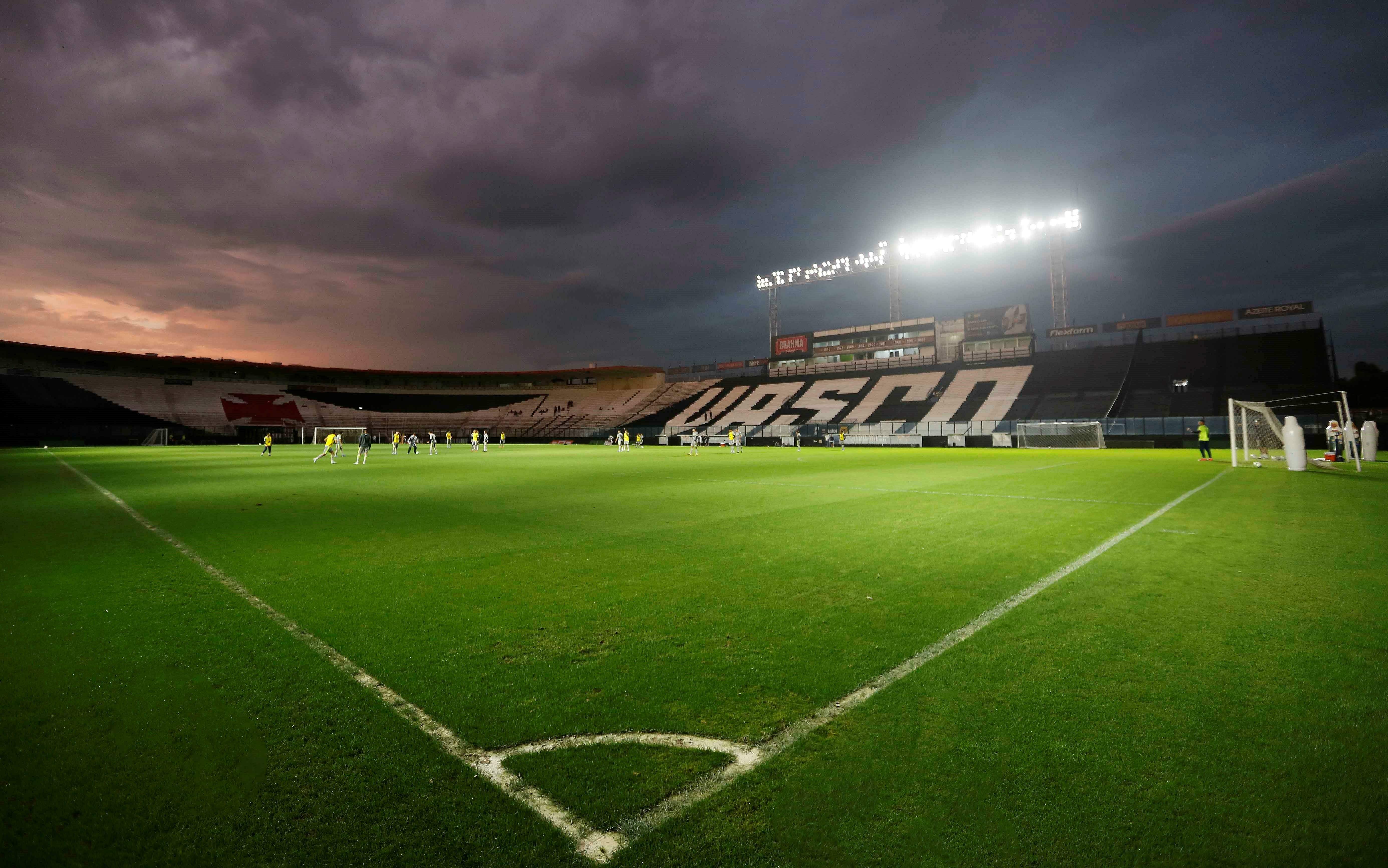 STJD aplica multa e proíbe torcida em 4 jogos do Vasco em São Januário