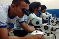 Alunos do SENAI em aula prática no laboratório, antes da pandemia da Covid-19