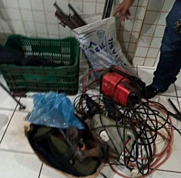 Na casa do suspeito foram encontrados vários equipamentos usados na fabricação de armamentos