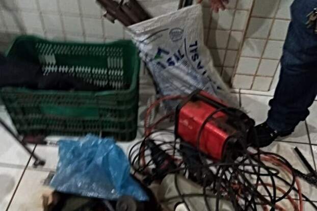 Na casa do suspeito foram encontrados vários equipamentos usados na fabricação de armamentos