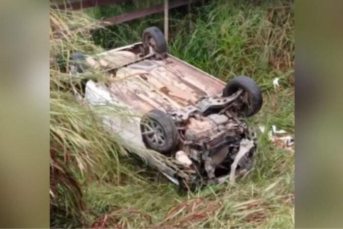Carro ficou de cabeça para baixo após cair em ribanceira