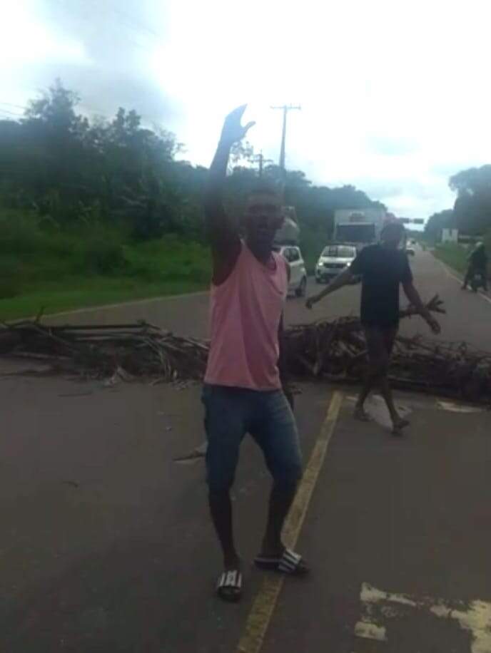 Protesto pede pagamento de auxílio emergencial