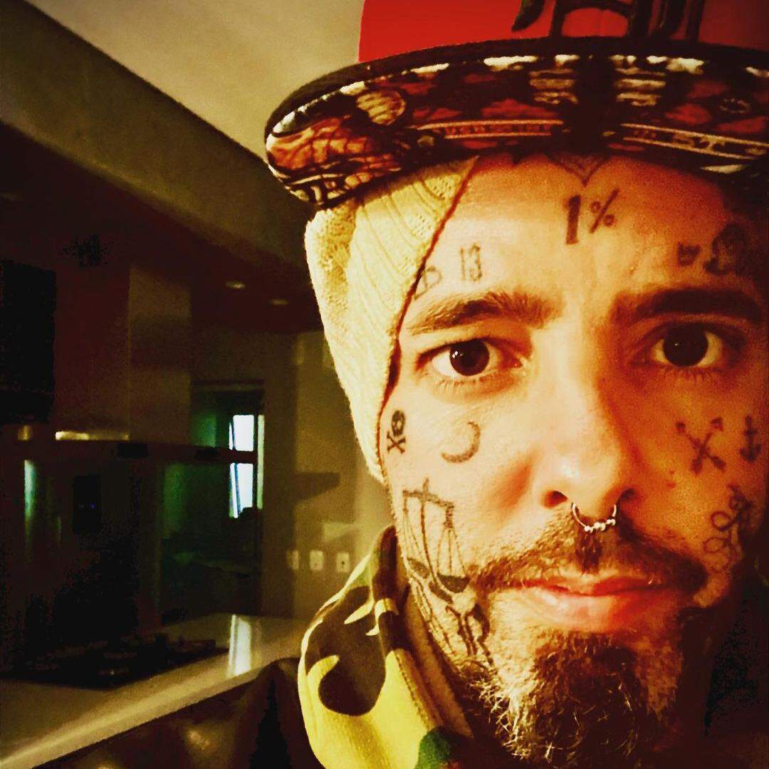 Tico Santa Cruz relata perda de seguidores ao postar foto em terreiro de  Candomblé