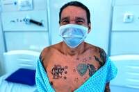 Das 29 tatuagens que tem no corpo, três são mais significativas para Antônio Carlos: a âncora em homenagem ao pai e os brasões dos times do coração