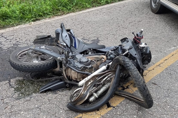Com a a batida, a moto ficou danificada e os ocupantes foram arremessados para longe, morrendo na hora