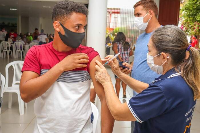 Em Igarap Miri, a imunizao da faixa de 18 anos comeou para ribeirinhos