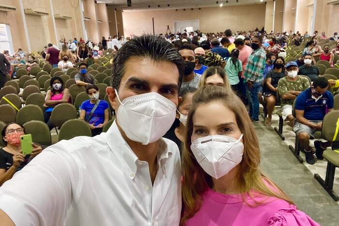 Governador e a esposa celebram momento de se imunizarem contra a covid-19 e encaram a fila comum