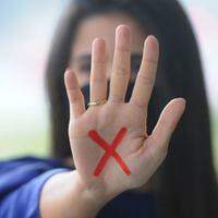 Vítimas de violência doméstica podem apresentar um sinal vermelho na mão para alertar que estão vivendo uma situação de vulnerabilidade