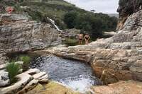 Cercada por mata nativa, a Grotão é uma das cachoeiras que vale a pena conhecer