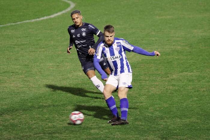 Meia do Remo, Felipe Gedoz (E), persegue o volante Serrato (D), do Avaí