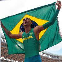 O brasileiro Alison dos Santos comemora a conquista do bronze nos 400m com barreiras das Olimpíadas de Tóquio. O paulista de 21 anos cravou a marca de 46s72 e levou a primeira medalha brasileira no atletismo nos Jogos.