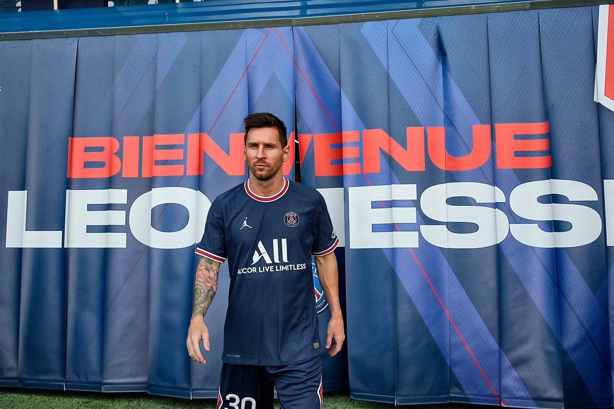 Após saída do Barcelona, torcedores colocam Messi vestindo camisas