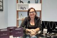 Alessandra Cardoso, supervisora geral de varejo, pontua que a venda de joias folheadas impacta na autoestima e realização de sonhos de muitas mulheres