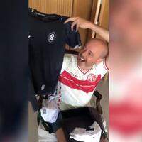 Alex Escobar exibe camisa do Remo recebida pela fornecedora de material azulina