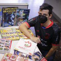Alexandre Augusto coleciona álbuns da Copa do Mundo e do Campeonato Brasileiro