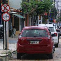 Área destinada a ciclistas é invadida por carros no bairro da Pedreira, em Belém