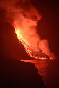 A lava atingiu o Oceano Atlântico na noite passada, na área conhecida como praia Los Guirres, também conhecida como Playa Nueva (Praia Nova). Autoridades locais pediram aos residentes que não saiam de suas casas por conta da possível emissão de gases tóxicos.