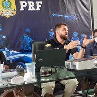 O policial rodoviário federal Salim Junes dá informações a romeiros e à imprensa sobre o Traslado para Ananindeua e Marituba