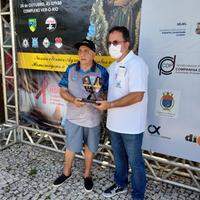 Antônio Couceiro recebendo troféu de Albano Martins, pelo título do Paysandu de campeão paraense de remo em 2021