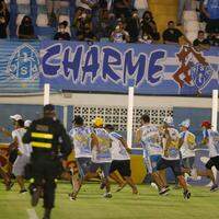 Integrantes de uma uniformizada do Paysandu invadiram o gramado da Curuzu durante o jogo contra o Ituano