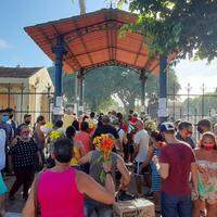 Entrada do Cemitério Santa Izabel, no bairro do Guamá, tem intensa movimentação desde o começo da manhã, com muita aglomeração de pessoas