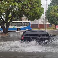 Em Ananindeua, aguaceiro atrapalhou o trânsito