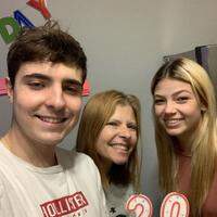 João Augusto Liberato comemorou o aniversário de 20 anos com a mãe e com a namorada Gracie.