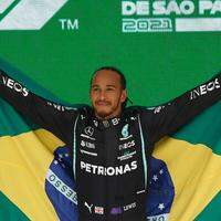 Lewis Hamilton da equipe Mercedes comemora sua vitória com a bandeira do Brasil